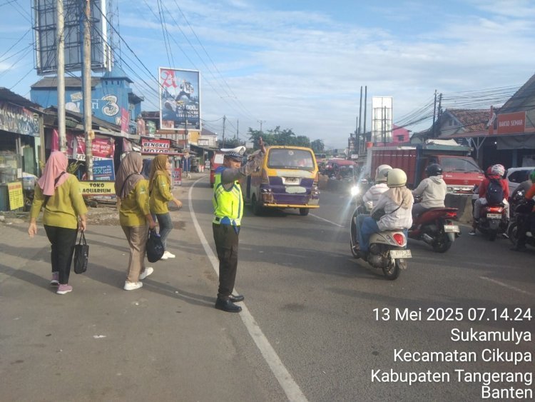 POLSEK CIKUPA LAKSANAKAN PENGATURAN LALU LINTAS PAGI DI DEPAN PT. CINGLUH