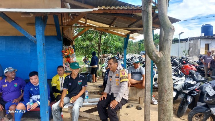 Bhabinkamtibmas Jalin Kedekatan dengan Warga Desa Sukadamai