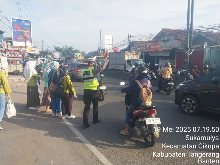 ANGGOTA POLSEK CIKUPA LAKSANAKAN PENGATURAN LALU LINTAS PAGI HARI DI DEPAN PT. CINGLUH