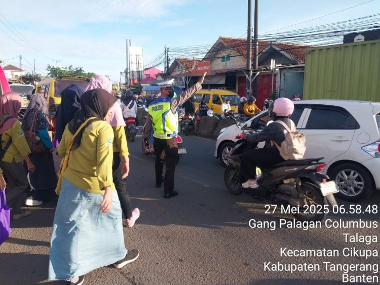 Polsek Cikupa Atur Lalin di Depan PT. Cingluh, Warga Apresiasi Kehadiran Polisi di Jam Sibuk