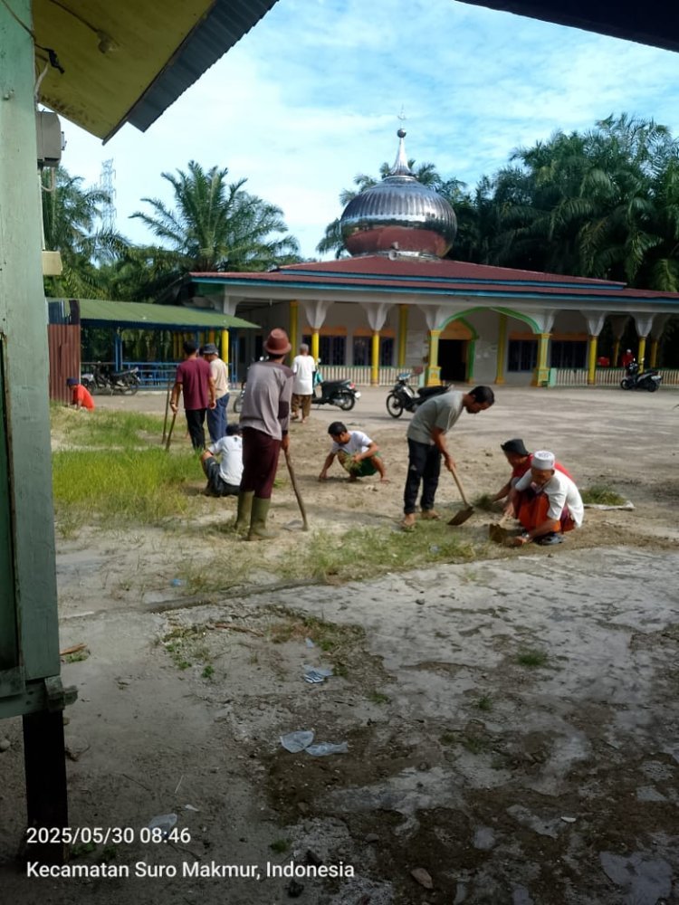 Masyarakat Kampong Siompin Gotong Royong Di Masjid Baiturrahman Siompin Menyambut Hari Raya Idul Adha 1446 Hijriah.