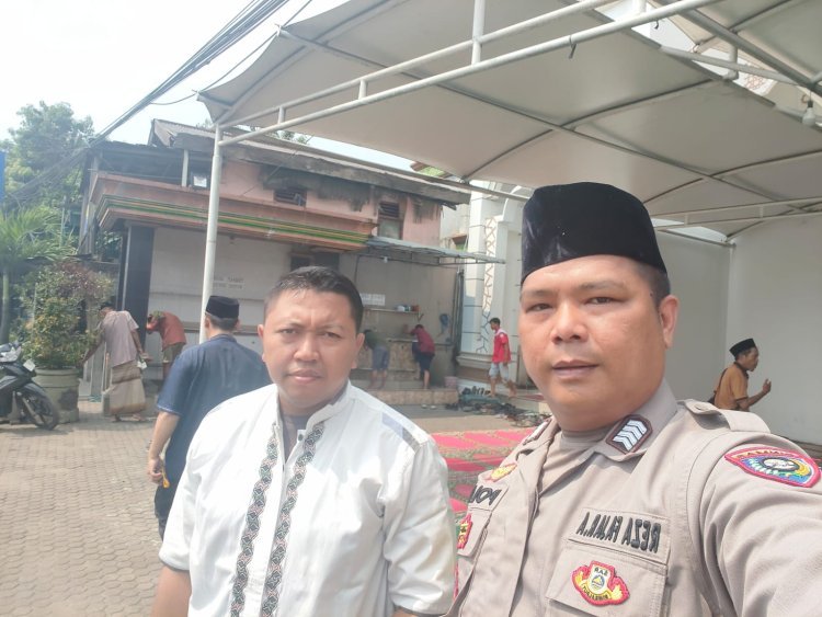 Jumat Keliling di Masjid Al Mukhlisin, Bhabinkamtibmas Desa Bojong Ajak Warga Jaga Kamtibmas