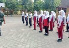 Babinsa Sampaikan Point Penting Kepada Siswa SMP Saat Latihan Upacara