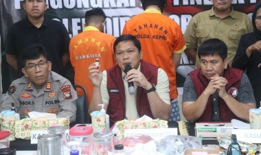 DITRESNARKOBA POLDA KEPRI BERHASIL AMANKAN 2 TERSANGKA: BONGKAR LABORATORIUM MINI NARKOBA DI APARTEMEN MEWAH