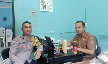 Pererat Silaturahmi, Bhabinkamtibmas Desa Sukanagara Sambangi Kantor Desa