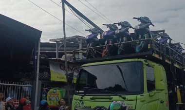 Babinkamtibmas Sukamulya dan Staf Kelurahan Atasi Kemacetan di Jalan Padat Karya