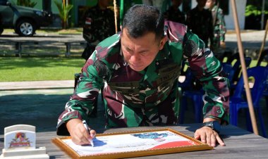Dirsen Pussenarmed Kunjungi Satgas Pamtas Yonarmed 11 Kostrad
