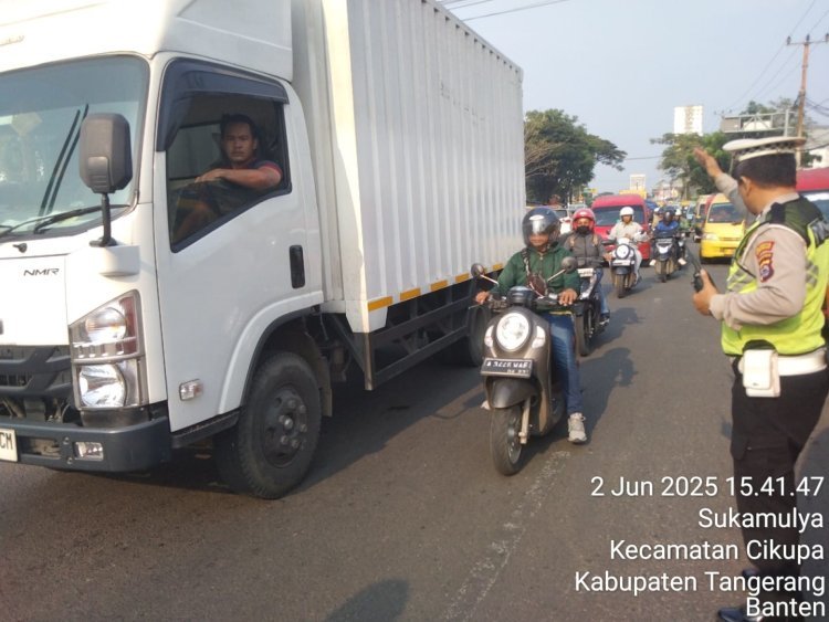 Anggota Polsek Cikupa Laksanakan Pengaturan Lalu Lintas Sore Hari di Depan PT. Cingluh