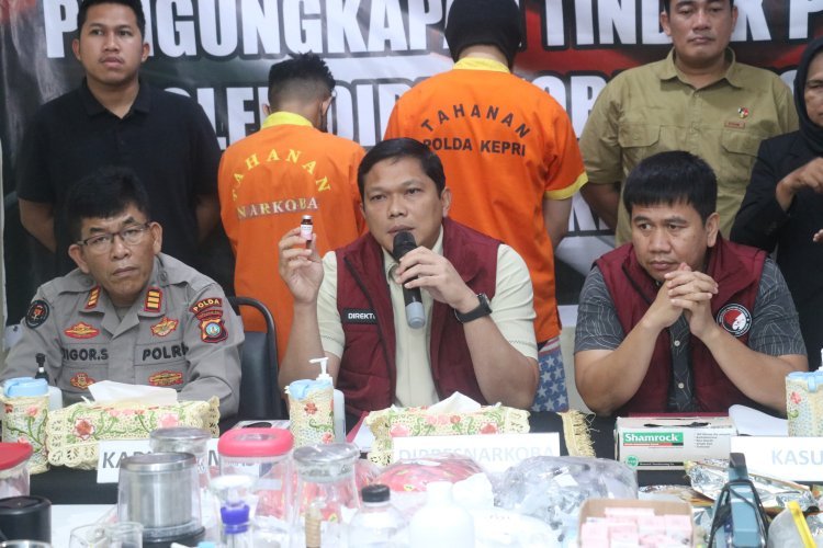 DITRESNARKOBA POLDA KEPRI BERHASIL AMANKAN 2 TERSANGKA: BONGKAR LABORATORIUM MINI NARKOBA DI APARTEMEN MEWAH