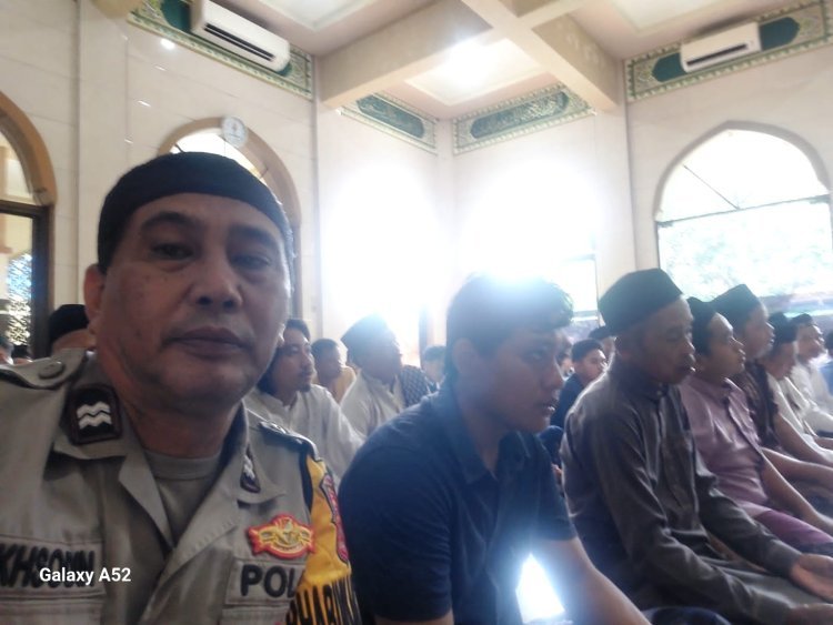 Pererat Silaturahmi, Bhabinkamtibmas Polsek Cikupa Laksanakan Jumat Keliling di Sukadamai