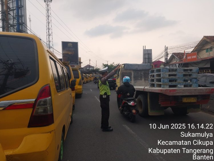 Polsek Cikupa Laksanakan Protap Sore untuk Tertibkan Lalu Lintas di Depan PT. Cingluh