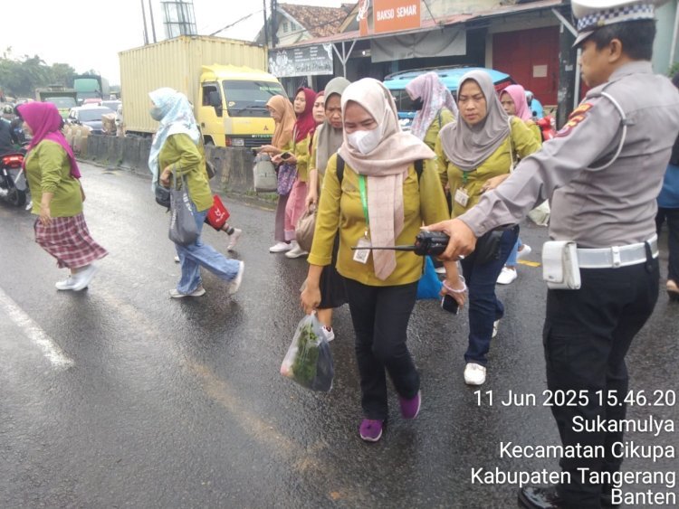 Pengamanan Sore Hari, Polsek Cikupa Laksanakan Protap Gatur Lalin di Depan PT Cingluh