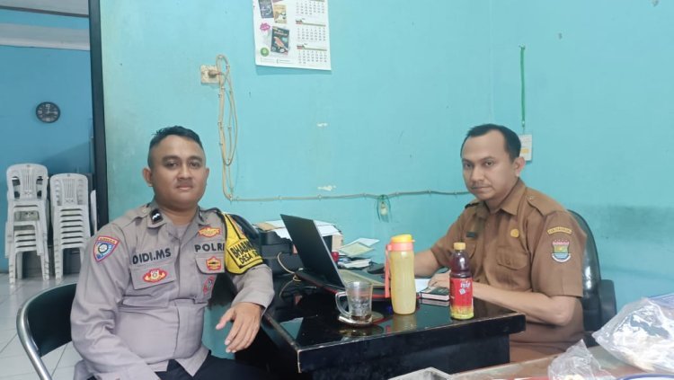 Pererat Silaturahmi, Bhabinkamtibmas Desa Sukanagara Sambangi Kantor Desa