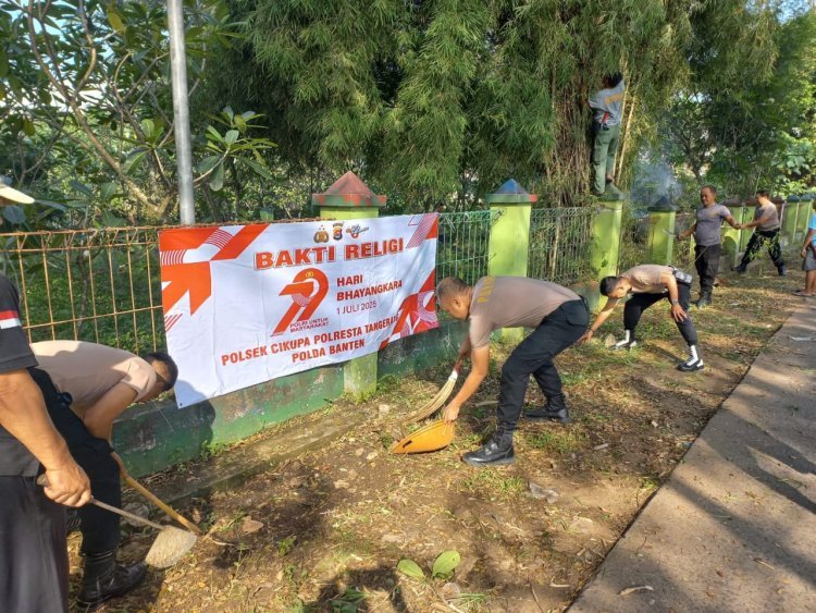 Peringati HUT Bhayangkara ke-79, Polsek Cikupa Gelar Bhakti Religi di TPU Talaga Mester