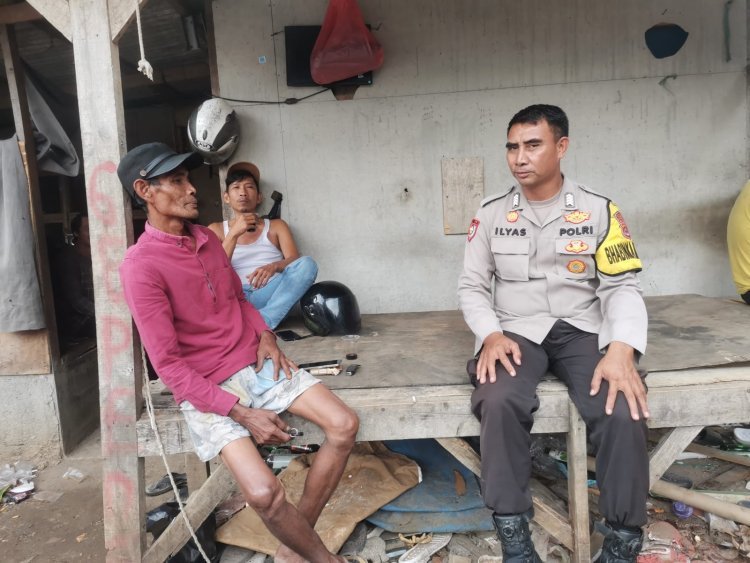 Kehangatan Silaturahmi, Babinkamtibmas Sambangi Warga Kelurahan Sukamulya