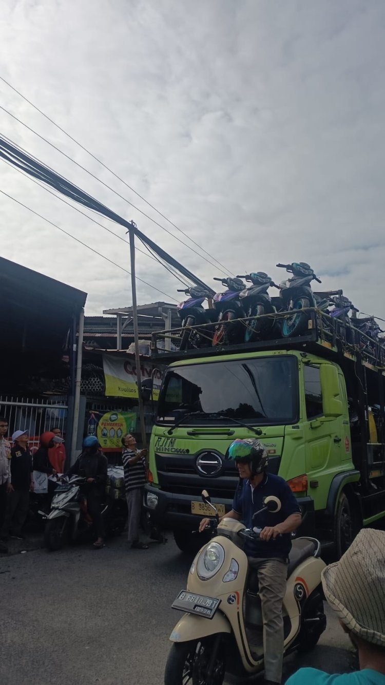 Babinkamtibmas Sukamulya dan Staf Kelurahan Atasi Kemacetan di Jalan Padat Karya
