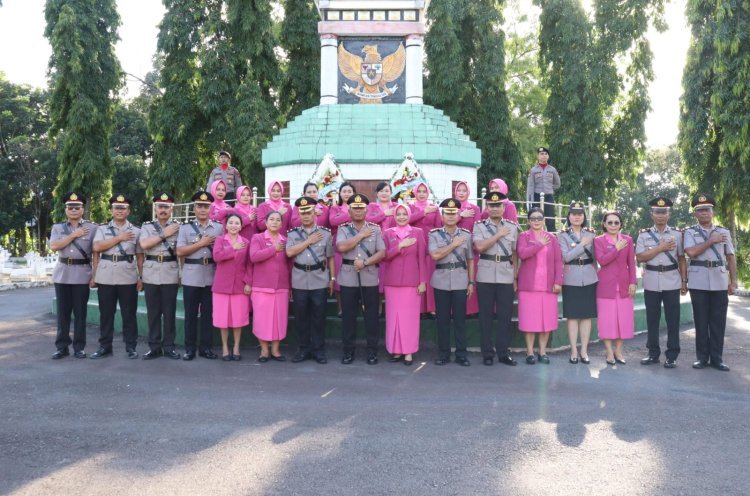 Sentuhan Hati Ibu Bhayangkari Simalungun: Mendampingi Kapolres dalam Mengenang Jasa Pahlawan di TMP Nagur