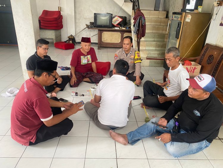 Bhabinkamtibmas Kelurahan Bunder Sambangi Tokoh Sepuh, Sosialisasikan Layanan 110 Polri