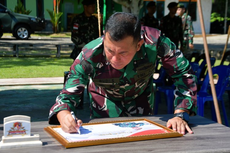 Dirsen Pussenarmed Kunjungi Satgas Pamtas Yonarmed 11 Kostrad