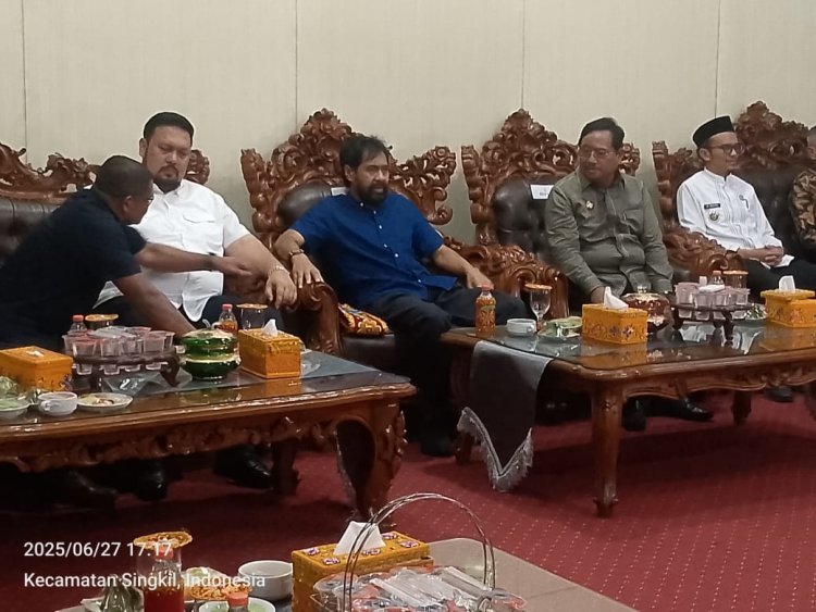 Gubernur Aceh Bersama Istri dan Rombongan Tiba di Bandara Syekh Hamzah Fansuri, Disambut Forkopimda Aceh Singkil