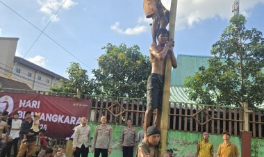 Meriah! Lomba Panjat Pinang Semarakkan HUT Bhayangkara ke-79 di Desa Talaga