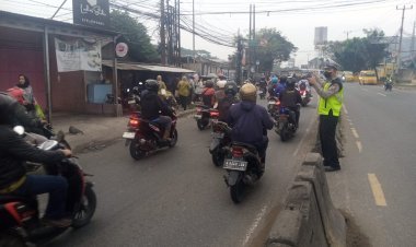 Personel Lantas Polsek Cikupa Laksanakan Pengaturan Lalu Lintas Pagi Hari di Titik Rawan Kepadatan