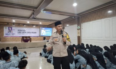 Bhabinkamtibmas Polsek Cikupa Hadiri MPLS di SMPIT dan SMAIT Smart Syahida, Bekali Pelajar dengan Edukasi Kamtibmas