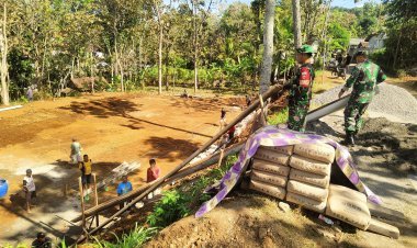 Salurkan Hobi Masyarakat, TNI Bantu Pembuatan Lapangan Bola Voli