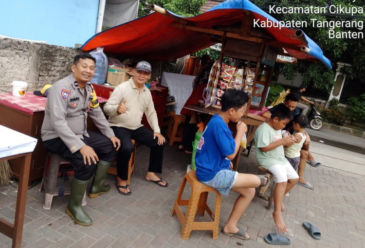 Bhabinkamtibmas Desa Bitung Jaya Sambangi Warung Binaan, Perkuat Kedekatan Polri dan Warga