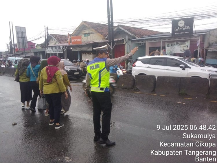 Ciptakan Rasa Aman di Pagi Hari, Anggota Polsek Cikupa Atur Lalu Lintas di Depan PT Cingluh