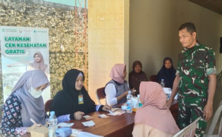 Babinsa Dampingi Pengobatan Gratis, Wujud Kepedulian TNI Terhadap Kesehatan Masyarakat