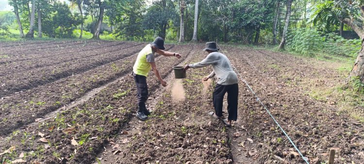 Dorong Ketahanan Pangan, Bhabinkamtibmas Cikupa Berikan Pupuk Kandang kepada Warga Pasir Jaya