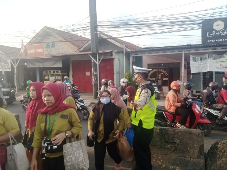 Polsek Cikupa Atur Arus Lalu Lintas Sore Hari, Wujudkan Keamanan dan Kelancaran Jalan Raya Serang