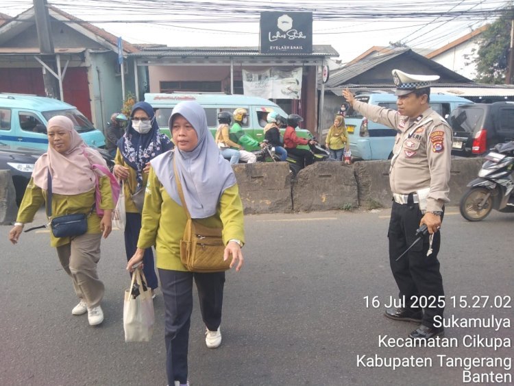PENGATURAN LALU LINTAS SORE HARI OLEH PERSONEL LANTAS POLSEK CIKUPA