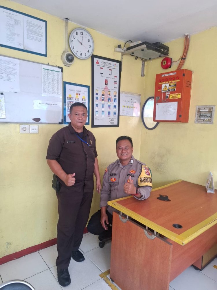 Bhabinkamtibmas Desa Talaga Sambangi Warga, Sampaikan Pesan Kamtibmas dan Edukasi Layanan Polisi 110