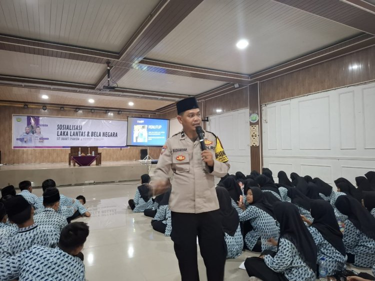 Bhabinkamtibmas Polsek Cikupa Hadiri MPLS di SMPIT dan SMAIT Smart Syahida, Bekali Pelajar dengan Edukasi Kamtibmas