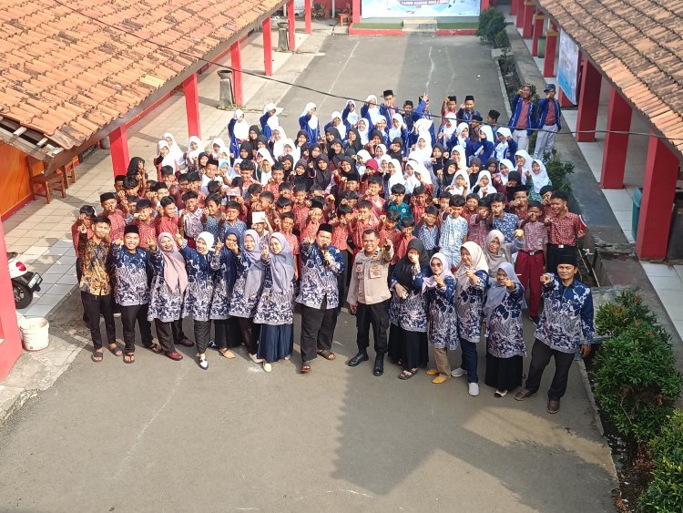 Polsek Cikupa Hadir di Tengah MPLS: Edukasi Bahaya Narkoba dan Tawuran kepada Siswa SMP Muhajirin