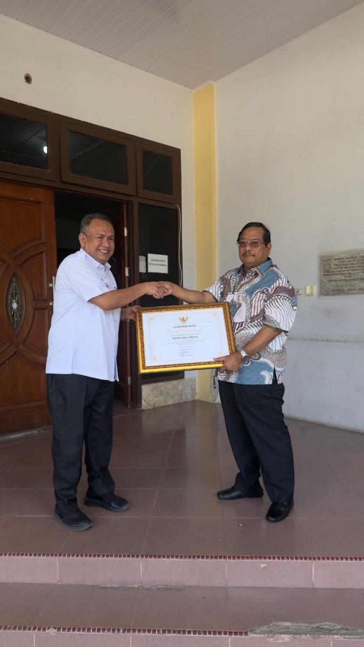 Bupati Aceh Singkil Terima Penghargaan Atas Capaian Tercepat Pengesahan Badan Hukum Koperasi Merah Putih