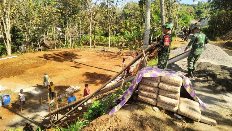 Salurkan Hobi Masyarakat, TNI Bantu Pembuatan Lapangan Bola Voli