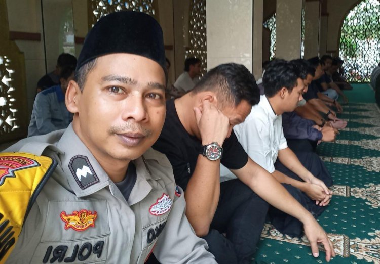 Jumat Keliling di Pasir Gadung, Bhabinkamtibmas Perkuat Kedekatan dengan Warga