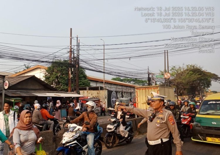 Kanit Lantas Polsek Cikupa IPTU Udi Muhdi Pimpin Langsung Pengaturan Lalin Sore Hari di Pertigaan Columbus PT. Cingluh
