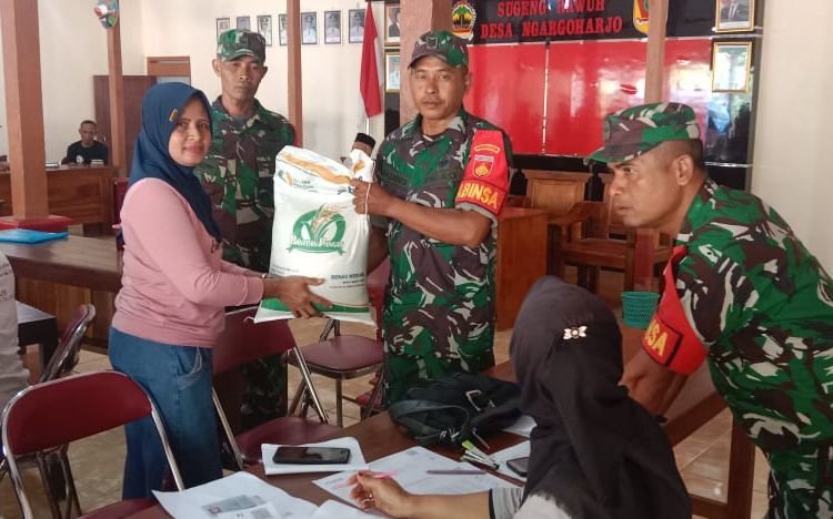 Pastikan Bantuan Berjakan Aman, Babinsa Dampingi Penyaluran Bantuan Pangan Dari Pemerintah