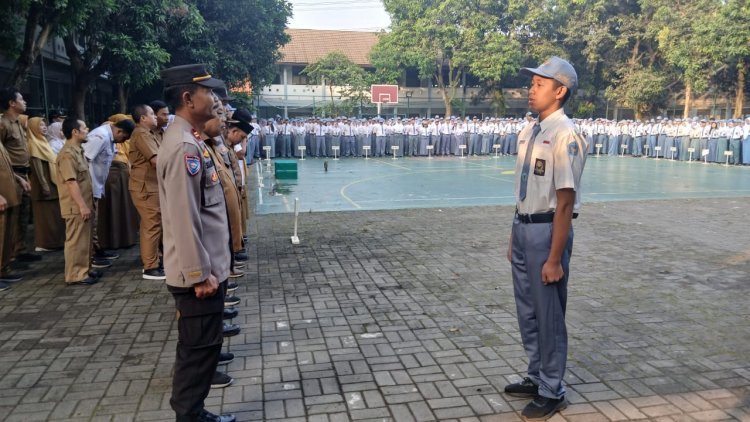 Polisi Peduli Pendidikan: Satbinmas Polresta Tangerang Jadi Pembina Upacara di SMAN 4 Kab. Tangerang