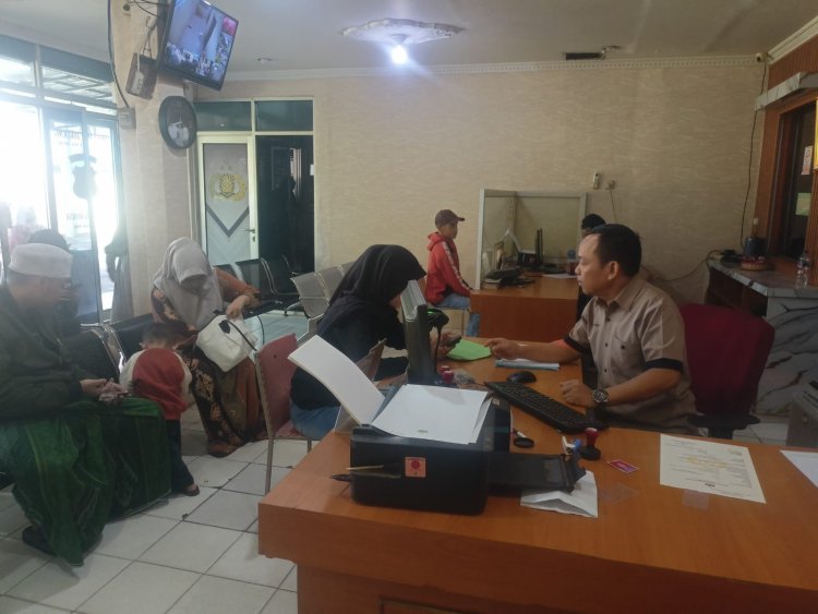 Polsek Tigaraksa Berikan Pelayanan Prima kepada Masyarakat yang Datang ke Mako