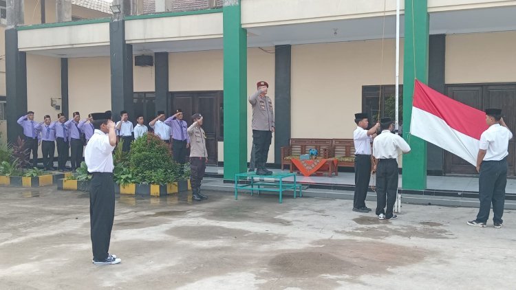 Kasat Narkoba Kompol Maryadi Menjadi Irup di SMA IT Ruhul Jadid, Didampingi Bhabinkamtibmas Bripka Achmad Irwan