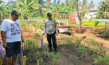 Ketahanan Pangan Nasional, Bhabinkamtibmas Balaraja Ajak Warga Tanam Terong