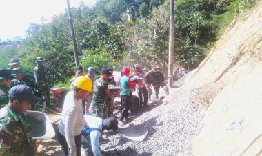 Medan Terjal Dan Terik Matahari, Tak Jadi Penghalang TNI Dan Warga Dilokasi TMMD