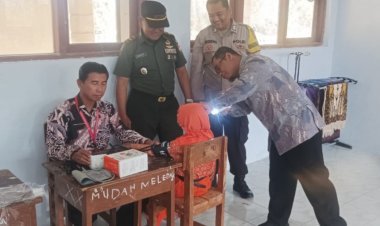 Danramil Pupelem Dampingi Murid SD Terima Imunisasi