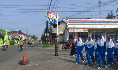Kodim 0601/Pandeglang Amankan Lomba Gerak Jalan HUT RI ke-80 di Kecamatan Menes