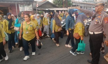 Polsek Cikupa Atur Lalin Sore Hari, Arus Kendaraan di Pertigaan Columbus Lancar